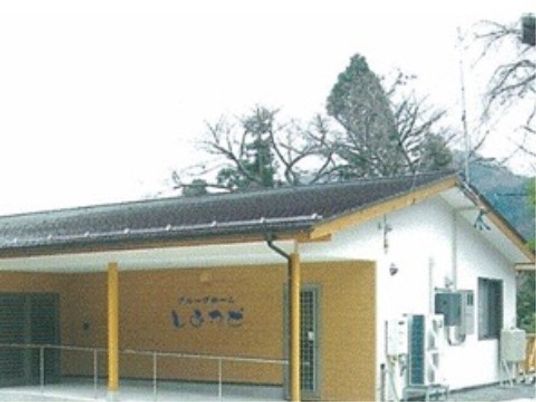 明るい外観の建物エントランス