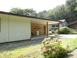 緑に囲まれた広々とした外観