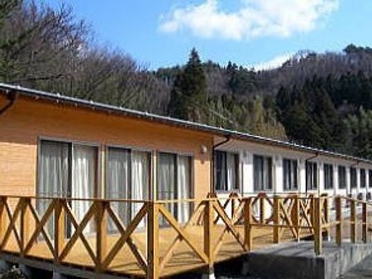 木製デッキのある建物外観  