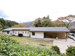 自然に囲まれた建物外観