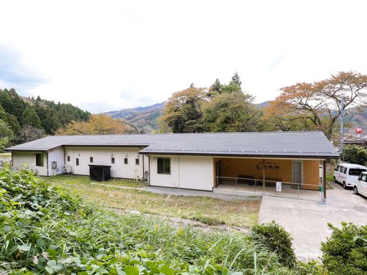 自然に囲まれた建物外観