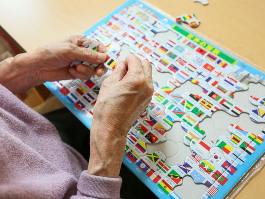 国旗パズルをする手
