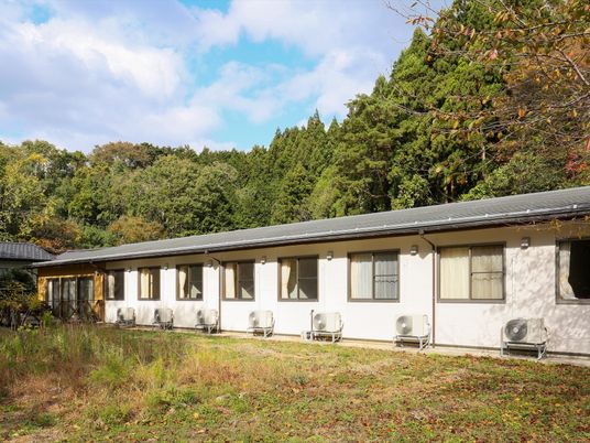 自然に囲まれた居室の外観
