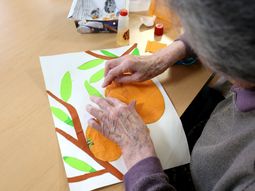 紙に手作業でアート作成
