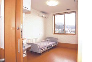 居室のベッドと窓