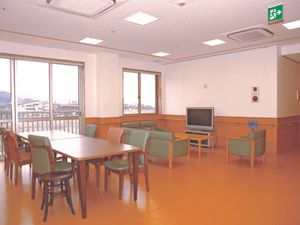 共有スペースの明るい居室