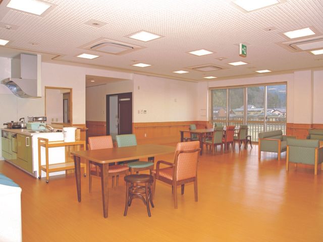 明るいダイニングエリア リビングダイニング ゆとりのあるダイニングルームは、日差しが差し込む窓からの自然光が心地良い空間です。食事や憩いの時間を快適に過ごせる設計となっております。