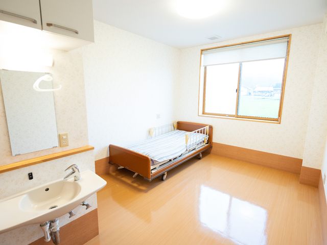 明るい個室の居室 居室 広々として日差しの降り注ぐ個室です。入居者の方々のゆったりとした時間を過ごすスペースとなっております。