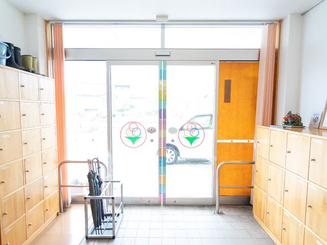 玄関の自動ドアと靴箱 玄関 広々とした入り口は自動で開閉するため、出入りがとても手軽です。明るい日差しが差し込むアクセスしやすい環境が整っています。