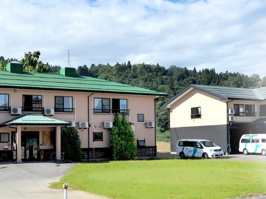 緑屋根の建物外観  