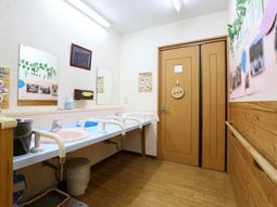 手すり付き洗面所