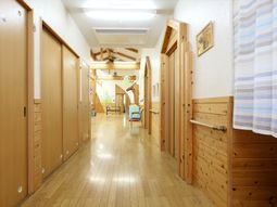木の温もりある廊下