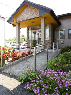 明るいエントランスと花壇