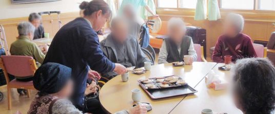 集まりのある室内