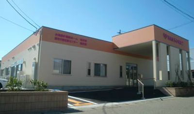 優しい色合いの建物外観