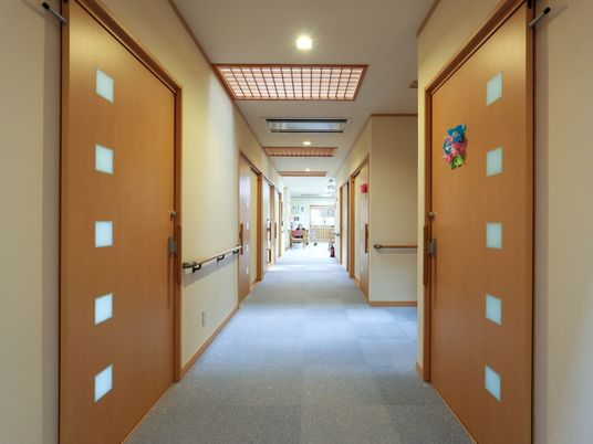 廊下と掲示物がある空間