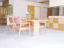 ダイニングテーブルが並ぶ部屋