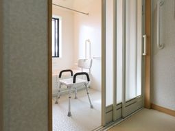 明るい浴室の一角