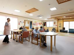 明るい和室の集会スペース