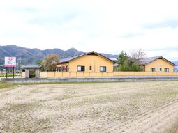 山々を背景にした建物