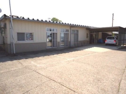 広々とした出入り口の外観