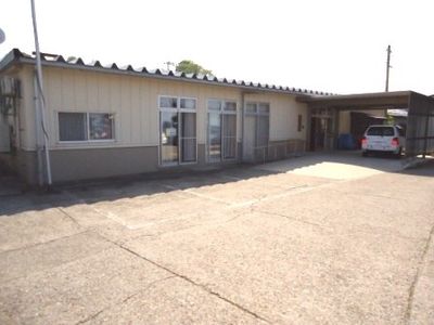 広々とした出入り口の外観