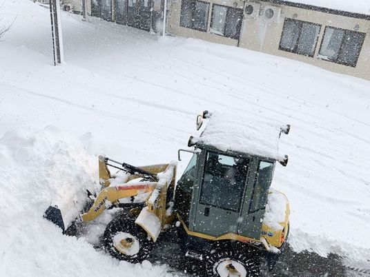 除雪作業中の重機  