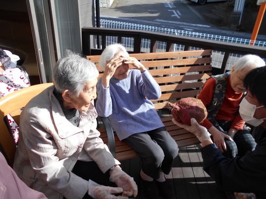 日差しのテラスで会話
