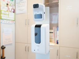 非接触式体温計と掲示物