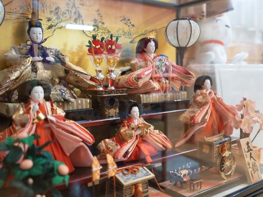 伝統的な人形の展示ケース