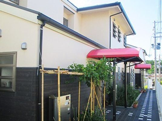 施設のエントランス外観