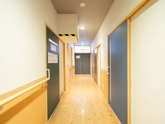 明るく広い廊下