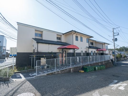 ゆったりとした外観の建物