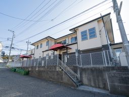 明るい外観の建物