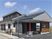 明るい外観の建物入口