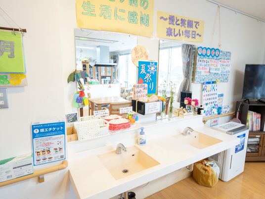 カラフルな掲示物の共有スペース