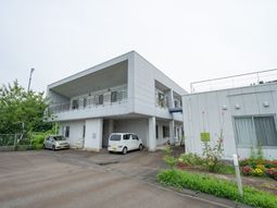白い建物の外観