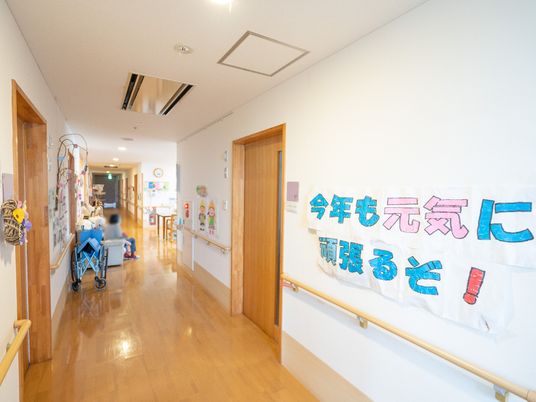 明るく広い廊下