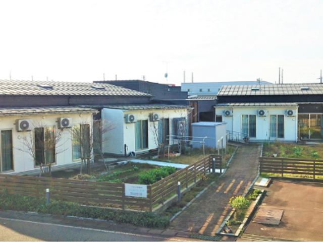平屋の外観 外観   平屋建ての落ち着いた外観で、各居室に出入口が見えます。中庭を囲む配置で、明るい雰囲気です。