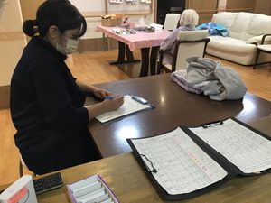 記録をつけるスタッフ