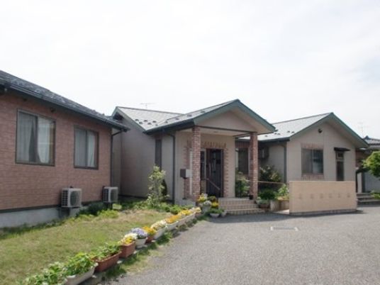 明るい外観の建物