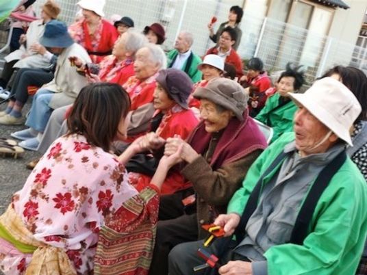 和装の若者と高齢者の交流