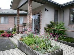 花が咲く明るい入口