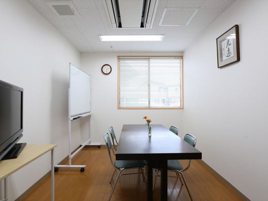 会議室のテーブルと椅子