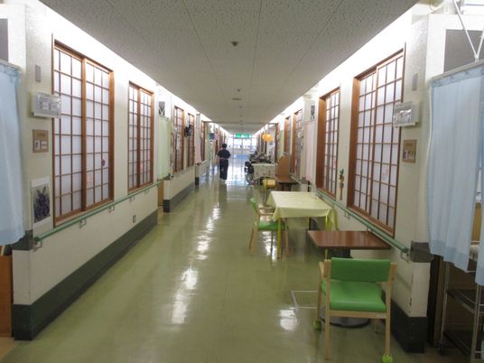 長い廊下と椅子が並ぶ場所