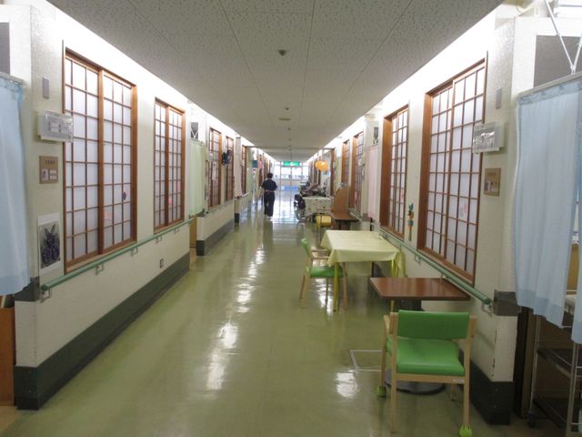 長い廊下と椅子が並ぶ場所