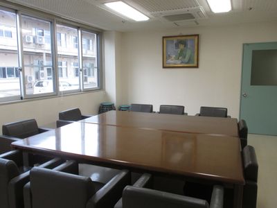 広いデスクの会議室