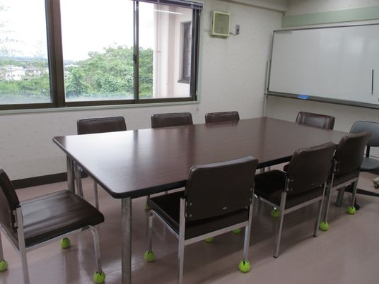 会議用テーブルと椅子の部屋  