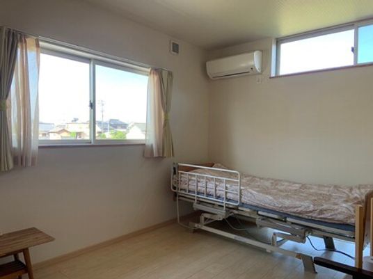 明るい個室の居室  