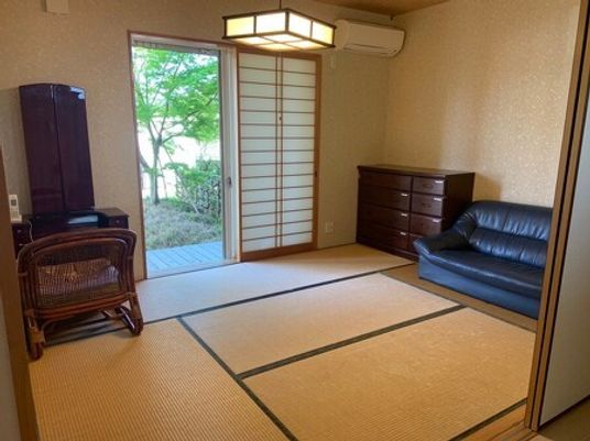 和室と庭が見える居室  